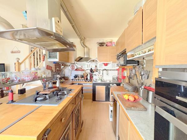 ENTRE VILLE ET MER MAISON DE 105 M² AVEC  MEZZANINE AMENAGEE ET UNE COUR