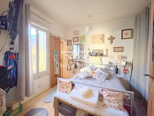 ENTRE VILLE ET MER MAISON DE 105 M² AVEC  MEZZANINE AMENAGEE ET UNE COUR