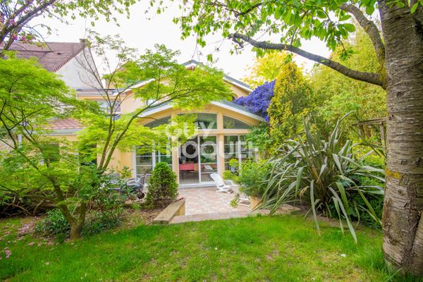 Maison Quartier Coteaux à Rueil Malmaison 8 pièces 215 m2