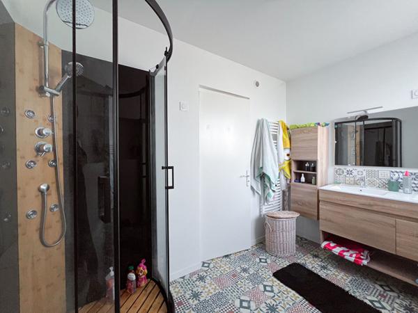 A VENDRE - Maison familiale de 6 chambres-280m² - Vie de plain pied -Piscine et Jardin à 5 minutes d'Angers