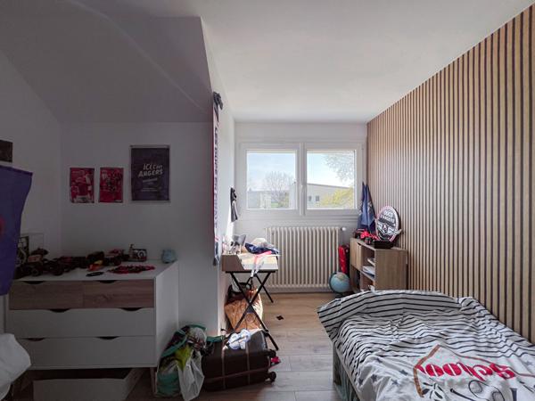 A VENDRE - Maison familiale de 6 chambres-280m² - Vie de plain pied -Piscine et Jardin à 5 minutes d'Angers