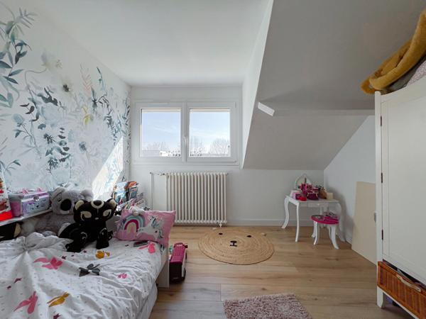 A VENDRE - Maison familiale de 6 chambres-280m² - Vie de plain pied -Piscine et Jardin à 5 minutes d'Angers