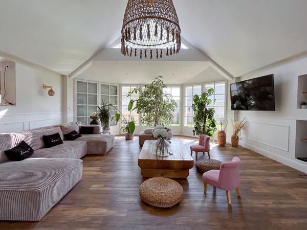 A VENDRE - Maison familiale de 6 chambres-280m² - Vie de plain pied -Piscine et Jardin à 5 minutes d'Angers