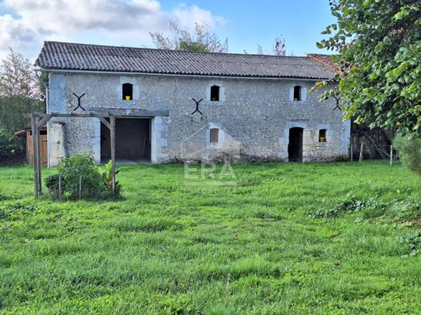 Maison à vendre avec dépendances, étang et 9 hectares à Montguyon 5 pièces 109 m2