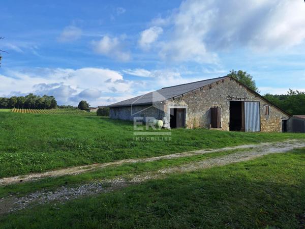 Maison à vendre avec dépendances, étang et 9 hectares à Montguyon 5 pièces 109 m2
