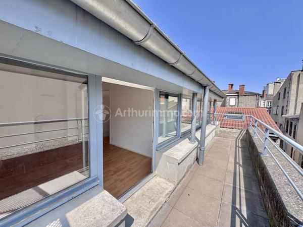 Vente                                                      Appartement
                        
                     3 pièces                      64 m2                     à Clermont-Ferrand