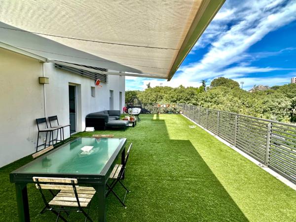 MARSEILLE 10EME, T4/5 de 100m2 avec Terrasse de 86m2, Double BOX Fermé et Place de Parking Privative.