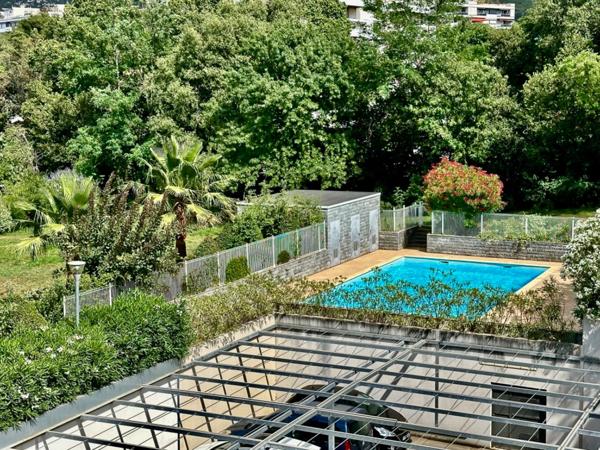 MARSEILLE 10EME, T4/5 de 100m2 avec Terrasse de 86m2, Double BOX Fermé et Place de Parking Privative.