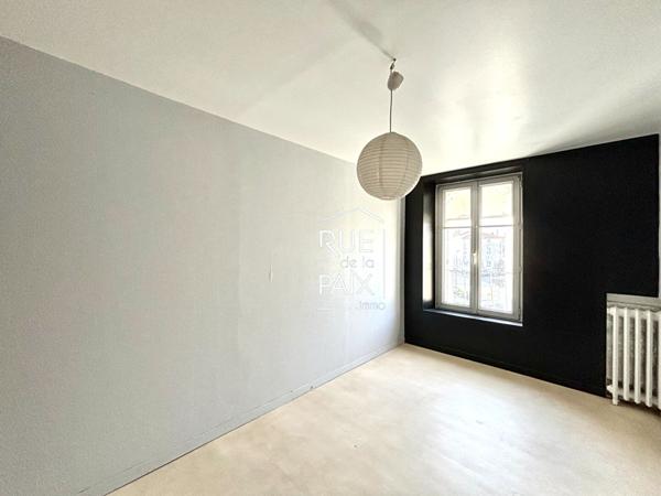 79390 THENEZAY Idéal investisseur ? Immeuble de caractère au coeur de Thénezay