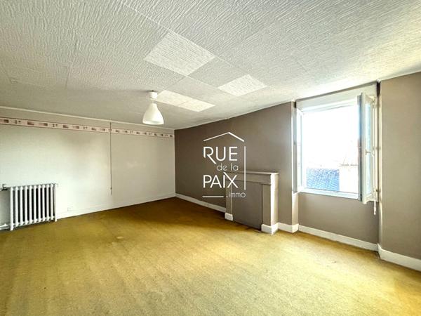 79390 THENEZAY Idéal investisseur ? Immeuble de caractère au coeur de Thénezay