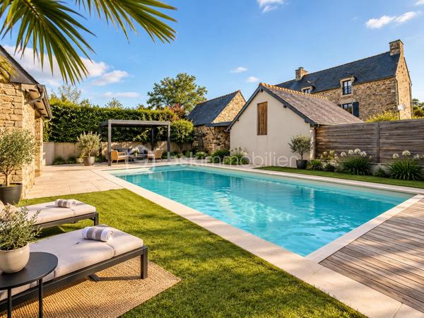 Longère de 130 m² avec piscine à Plouër-sur-Rance

Située à Plouër-sur-Rance, cette jolie longère en pierre, mitoyenne d’un côté, conjugue à merveille l’authenticité de l’ancien avec ses murs en pierre, ses poutres apparentes et toute la chaleur de son caractère.

Implantée sur un terrain de plus de 1 300 m², elle propose :

Au rez-de-chaussée : une cuisine américaine entièrement équipée, une vaste pièce de vie de plus de 30 m² avec cheminée à foyer ouvert et poêle à bois, une buanderie ainsi qu’une salle d’eau avec toilettes.
Aux étages : un palier dessert quatre chambres lumineuses, une salle de bains supplémentaire et des toilettes.

À l’extérieur, un grand garage et une piscine chauffée viennent parfaire ce bel ensemble. Des dépendances, comprenant notamment un préau, un pool house et une douche extérieure, ajoutent encore au confort et à la convivialité des lieux.

Une maison familiale idéale, qui séduira aussi bien pour une résidence principale que pour une belle maison de vacances.

Je suis sur place, M. CHASSIN – 06 71 83 14 47
