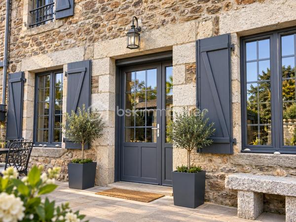 Longère de 130 m² avec piscine à Plouër-sur-Rance

Située à Plouër-sur-Rance, cette jolie longère en pierre, mitoyenne d’un côté, conjugue à merveille l’authenticité de l’ancien avec ses murs en pierre, ses poutres apparentes et toute la chaleur de son caractère.

Implantée sur un terrain de plus de 1 300 m², elle propose :

Au rez-de-chaussée : une cuisine américaine entièrement équipée, une vaste pièce de vie de plus de 30 m² avec cheminée à foyer ouvert et poêle à bois, une buanderie ainsi qu’une salle d’eau avec toilettes.
Aux étages : un palier dessert quatre chambres lumineuses, une salle de bains supplémentaire et des toilettes.

À l’extérieur, un grand garage et une piscine chauffée viennent parfaire ce bel ensemble. Des dépendances, comprenant notamment un préau, un pool house et une douche extérieure, ajoutent encore au confort et à la convivialité des lieux.

Une maison familiale idéale, qui séduira aussi bien pour une résidence principale que pour une belle maison de vacances.

Je suis sur place, M. CHASSIN – 06 71 83 14 47