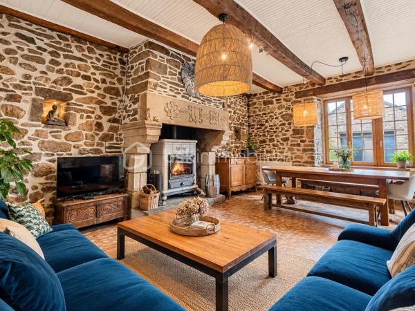 Longère de 130 m² avec piscine à Plouër-sur-Rance

Située à Plouër-sur-Rance, cette jolie longère en pierre, mitoyenne d’un côté, conjugue à merveille l’authenticité de l’ancien avec ses murs en pierre, ses poutres apparentes et toute la chaleur de son caractère.

Implantée sur un terrain de plus de 1 300 m², elle propose :

Au rez-de-chaussée : une cuisine américaine entièrement équipée, une vaste pièce de vie de plus de 30 m² avec cheminée à foyer ouvert et poêle à bois, une buanderie ainsi qu’une salle d’eau avec toilettes.
Aux étages : un palier dessert quatre chambres lumineuses, une salle de bains supplémentaire et des toilettes.

À l’extérieur, un grand garage et une piscine chauffée viennent parfaire ce bel ensemble. Des dépendances, comprenant notamment un préau, un pool house et une douche extérieure, ajoutent encore au confort et à la convivialité des lieux.

Une maison familiale idéale, qui séduira aussi bien pour une résidence principale que pour une belle maison de vacances.

Je suis sur place, M. CHASSIN – 06 71 83 14 47