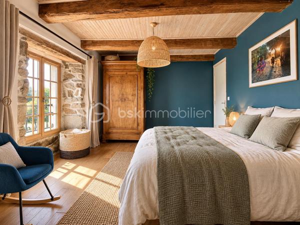 Longère de 130 m² avec piscine à Plouër-sur-Rance

Située à Plouër-sur-Rance, cette jolie longère en pierre, mitoyenne d’un côté, conjugue à merveille l’authenticité de l’ancien avec ses murs en pierre, ses poutres apparentes et toute la chaleur de son caractère.

Implantée sur un terrain de plus de 1 300 m², elle propose :

Au rez-de-chaussée : une cuisine américaine entièrement équipée, une vaste pièce de vie de plus de 30 m² avec cheminée à foyer ouvert et poêle à bois, une buanderie ainsi qu’une salle d’eau avec toilettes.
Aux étages : un palier dessert quatre chambres lumineuses, une salle de bains supplémentaire et des toilettes.

À l’extérieur, un grand garage et une piscine chauffée viennent parfaire ce bel ensemble. Des dépendances, comprenant notamment un préau, un pool house et une douche extérieure, ajoutent encore au confort et à la convivialité des lieux.

Une maison familiale idéale, qui séduira aussi bien pour une résidence principale que pour une belle maison de vacances.

Je suis sur place, M. CHASSIN – 06 71 83 14 47