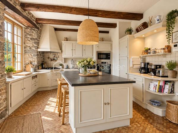 Longère de 130 m² avec piscine à Plouër-sur-Rance

Située à Plouër-sur-Rance, cette jolie longère en pierre, mitoyenne d’un côté, conjugue à merveille l’authenticité de l’ancien avec ses murs en pierre, ses poutres apparentes et toute la chaleur de son caractère.

Implantée sur un terrain de plus de 1 300 m², elle propose :

Au rez-de-chaussée : une cuisine américaine entièrement équipée, une vaste pièce de vie de plus de 30 m² avec cheminée à foyer ouvert et poêle à bois, une buanderie ainsi qu’une salle d’eau avec toilettes.
Aux étages : un palier dessert quatre chambres lumineuses, une salle de bains supplémentaire et des toilettes.

À l’extérieur, un grand garage et une piscine chauffée viennent parfaire ce bel ensemble. Des dépendances, comprenant notamment un préau, un pool house et une douche extérieure, ajoutent encore au confort et à la convivialité des lieux.

Une maison familiale idéale, qui séduira aussi bien pour une résidence principale que pour une belle maison de vacances.

Je suis sur place, M. CHASSIN – 06 71 83 14 47