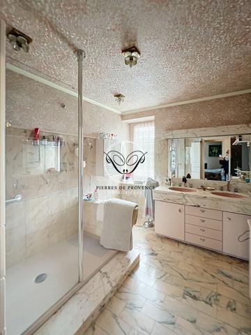 Cabannes (13440) CABANNES, Superbe Maison de Maitre de 220 m2 dépendances 350 m2 terrain 1100 m2