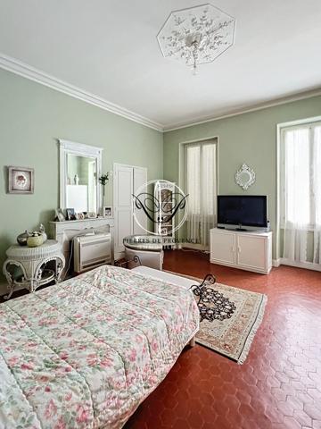 Cabannes (13440) CABANNES, Superbe Maison de Maitre de 220 m2 dépendances 350 m2 terrain 1100 m2