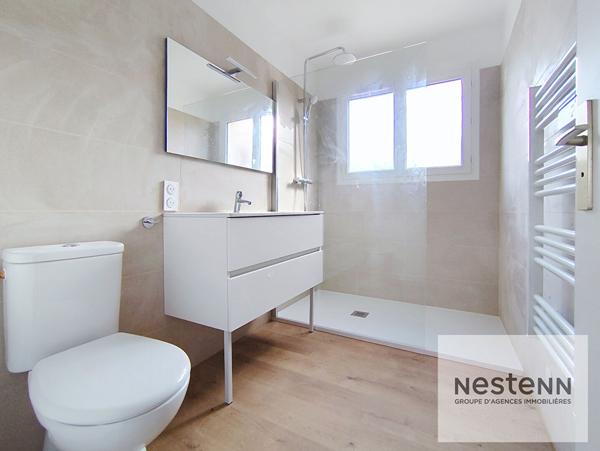 Élégante maison rénovée avec prestations de qualité 143 m² habitables ? Terrain d'angle de 695 m²