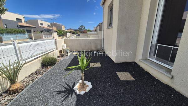A VENDRE VILLA DEUX FACES TRAVERSANTE DE 87M² SUR TERRAIN DE 214M² A LATOUR BAS ELNE - TROIS CHAMBRES - DEUX PIECES D EAU - DEUX TOILETTES - GARAGE TRAVERSANT - CLIMATISATION REVERSIBLE.
Cette villa, située sur un secteur résidentiel et récent, proche de tous les commerces et des écoles, se compose au rez-de-chaussée d'une pièce à vivre baignée de lumière qui s'ouvre sur une cuisine américaine aménagée, d'une suite parentale avec sa salle d'eau et son dressing, d'un toilette indépendant, et d'un garage traversant carrelé, peint et isolé.
L'étage vous propose deux chambres avec une vue sur les Albères, une salle de bain, un toilette indépendant, ainsi qu'un espace bibliothèque.
Ses extérieurs vous feront passer d'agréables moments de détente et de farniente en famille ou entre amis, avec sa terrasse carrelée et son espace vert recouvert de vrai gazon.
En plus du garage, possibilité de stationner deux véhicules sur la parcelle.
A la recherche de confort sans aucun travaux à prévoir, cette villa sera idéale pour une famille, et parfaite pour un couple retraité grace au plain-pied pour le quotidien.
Je reste à votre disposition pour toutes informations.