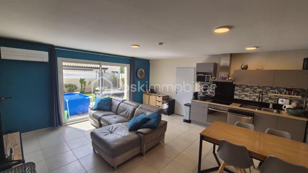 A VENDRE VILLA DEUX FACES TRAVERSANTE DE 87M² SUR TERRAIN DE 214M² A LATOUR BAS ELNE - TROIS CHAMBRES - DEUX PIECES D EAU - DEUX TOILETTES - GARAGE TRAVERSANT - CLIMATISATION REVERSIBLE.
Cette villa, située sur un secteur résidentiel et récent, proche de tous les commerces et des écoles, se compose au rez-de-chaussée d'une pièce à vivre baignée de lumière qui s'ouvre sur une cuisine américaine aménagée, d'une suite parentale avec sa salle d'eau et son dressing, d'un toilette indépendant, et d'un garage traversant carrelé, peint et isolé.
L'étage vous propose deux chambres avec une vue sur les Albères, une salle de bain, un toilette indépendant, ainsi qu'un espace bibliothèque.
Ses extérieurs vous feront passer d'agréables moments de détente et de farniente en famille ou entre amis, avec sa terrasse carrelée et son espace vert recouvert de vrai gazon.
En plus du garage, possibilité de stationner deux véhicules sur la parcelle.
A la recherche de confort sans aucun travaux à prévoir, cette villa sera idéale pour une famille, et parfaite pour un couple retraité grace au plain-pied pour le quotidien.
Je reste à votre disposition pour toutes informations.