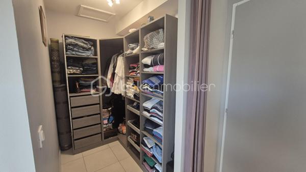 A VENDRE VILLA DEUX FACES TRAVERSANTE DE 87M² SUR TERRAIN DE 214M² A LATOUR BAS ELNE - TROIS CHAMBRES - DEUX PIECES D EAU - DEUX TOILETTES - GARAGE TRAVERSANT - CLIMATISATION REVERSIBLE.
Cette villa, située sur un secteur résidentiel et récent, proche de tous les commerces et des écoles, se compose au rez-de-chaussée d'une pièce à vivre baignée de lumière qui s'ouvre sur une cuisine américaine aménagée, d'une suite parentale avec sa salle d'eau et son dressing, d'un toilette indépendant, et d'un garage traversant carrelé, peint et isolé.
L'étage vous propose deux chambres avec une vue sur les Albères, une salle de bain, un toilette indépendant, ainsi qu'un espace bibliothèque.
Ses extérieurs vous feront passer d'agréables moments de détente et de farniente en famille ou entre amis, avec sa terrasse carrelée et son espace vert recouvert de vrai gazon.
En plus du garage, possibilité de stationner deux véhicules sur la parcelle.
A la recherche de confort sans aucun travaux à prévoir, cette villa sera idéale pour une famille, et parfaite pour un couple retraité grace au plain-pied pour le quotidien.
Je reste à votre disposition pour toutes informations.