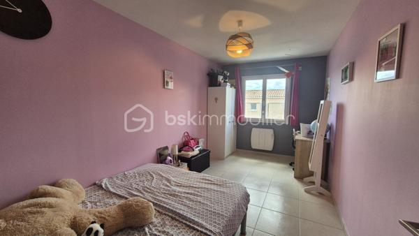 A VENDRE VILLA DEUX FACES TRAVERSANTE DE 87M² SUR TERRAIN DE 214M² A LATOUR BAS ELNE - TROIS CHAMBRES - DEUX PIECES D EAU - DEUX TOILETTES - GARAGE TRAVERSANT - CLIMATISATION REVERSIBLE.
Cette villa, située sur un secteur résidentiel et récent, proche de tous les commerces et des écoles, se compose au rez-de-chaussée d'une pièce à vivre baignée de lumière qui s'ouvre sur une cuisine américaine aménagée, d'une suite parentale avec sa salle d'eau et son dressing, d'un toilette indépendant, et d'un garage traversant carrelé, peint et isolé.
L'étage vous propose deux chambres avec une vue sur les Albères, une salle de bain, un toilette indépendant, ainsi qu'un espace bibliothèque.
Ses extérieurs vous feront passer d'agréables moments de détente et de farniente en famille ou entre amis, avec sa terrasse carrelée et son espace vert recouvert de vrai gazon.
En plus du garage, possibilité de stationner deux véhicules sur la parcelle.
A la recherche de confort sans aucun travaux à prévoir, cette villa sera idéale pour une famille, et parfaite pour un couple retraité grace au plain-pied pour le quotidien.
Je reste à votre disposition pour toutes informations.