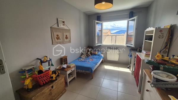 A VENDRE VILLA DEUX FACES TRAVERSANTE DE 87M² SUR TERRAIN DE 214M² A LATOUR BAS ELNE - TROIS CHAMBRES - DEUX PIECES D EAU - DEUX TOILETTES - GARAGE TRAVERSANT - CLIMATISATION REVERSIBLE.
Cette villa, située sur un secteur résidentiel et récent, proche de tous les commerces et des écoles, se compose au rez-de-chaussée d'une pièce à vivre baignée de lumière qui s'ouvre sur une cuisine américaine aménagée, d'une suite parentale avec sa salle d'eau et son dressing, d'un toilette indépendant, et d'un garage traversant carrelé, peint et isolé.
L'étage vous propose deux chambres avec une vue sur les Albères, une salle de bain, un toilette indépendant, ainsi qu'un espace bibliothèque.
Ses extérieurs vous feront passer d'agréables moments de détente et de farniente en famille ou entre amis, avec sa terrasse carrelée et son espace vert recouvert de vrai gazon.
En plus du garage, possibilité de stationner deux véhicules sur la parcelle.
A la recherche de confort sans aucun travaux à prévoir, cette villa sera idéale pour une famille, et parfaite pour un couple retraité grace au plain-pied pour le quotidien.
Je reste à votre disposition pour toutes informations.