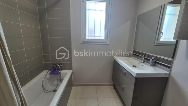 A VENDRE VILLA DEUX FACES TRAVERSANTE DE 87M² SUR TERRAIN DE 214M² A LATOUR BAS ELNE - TROIS CHAMBRES - DEUX PIECES D EAU - DEUX TOILETTES - GARAGE TRAVERSANT - CLIMATISATION REVERSIBLE.
Cette villa, située sur un secteur résidentiel et récent, proche de tous les commerces et des écoles, se compose au rez-de-chaussée d'une pièce à vivre baignée de lumière qui s'ouvre sur une cuisine américaine aménagée, d'une suite parentale avec sa salle d'eau et son dressing, d'un toilette indépendant, et d'un garage traversant carrelé, peint et isolé.
L'étage vous propose deux chambres avec une vue sur les Albères, une salle de bain, un toilette indépendant, ainsi qu'un espace bibliothèque.
Ses extérieurs vous feront passer d'agréables moments de détente et de farniente en famille ou entre amis, avec sa terrasse carrelée et son espace vert recouvert de vrai gazon.
En plus du garage, possibilité de stationner deux véhicules sur la parcelle.
A la recherche de confort sans aucun travaux à prévoir, cette villa sera idéale pour une famille, et parfaite pour un couple retraité grace au plain-pied pour le quotidien.
Je reste à votre disposition pour toutes informations.