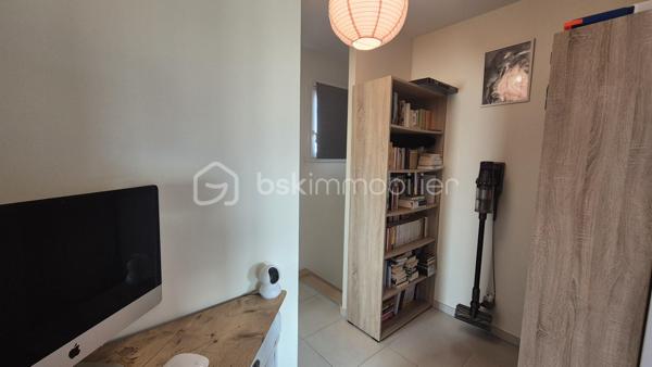 A VENDRE VILLA DEUX FACES TRAVERSANTE DE 87M² SUR TERRAIN DE 214M² A LATOUR BAS ELNE - TROIS CHAMBRES - DEUX PIECES D EAU - DEUX TOILETTES - GARAGE TRAVERSANT - CLIMATISATION REVERSIBLE.
Cette villa, située sur un secteur résidentiel et récent, proche de tous les commerces et des écoles, se compose au rez-de-chaussée d'une pièce à vivre baignée de lumière qui s'ouvre sur une cuisine américaine aménagée, d'une suite parentale avec sa salle d'eau et son dressing, d'un toilette indépendant, et d'un garage traversant carrelé, peint et isolé.
L'étage vous propose deux chambres avec une vue sur les Albères, une salle de bain, un toilette indépendant, ainsi qu'un espace bibliothèque.
Ses extérieurs vous feront passer d'agréables moments de détente et de farniente en famille ou entre amis, avec sa terrasse carrelée et son espace vert recouvert de vrai gazon.
En plus du garage, possibilité de stationner deux véhicules sur la parcelle.
A la recherche de confort sans aucun travaux à prévoir, cette villa sera idéale pour une famille, et parfaite pour un couple retraité grace au plain-pied pour le quotidien.
Je reste à votre disposition pour toutes informations.