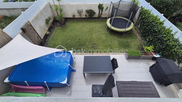 A VENDRE VILLA DEUX FACES TRAVERSANTE DE 87M² SUR TERRAIN DE 214M² A LATOUR BAS ELNE - TROIS CHAMBRES - DEUX PIECES D EAU - DEUX TOILETTES - GARAGE TRAVERSANT - CLIMATISATION REVERSIBLE.
Cette villa, située sur un secteur résidentiel et récent, proche de tous les commerces et des écoles, se compose au rez-de-chaussée d'une pièce à vivre baignée de lumière qui s'ouvre sur une cuisine américaine aménagée, d'une suite parentale avec sa salle d'eau et son dressing, d'un toilette indépendant, et d'un garage traversant carrelé, peint et isolé.
L'étage vous propose deux chambres avec une vue sur les Albères, une salle de bain, un toilette indépendant, ainsi qu'un espace bibliothèque.
Ses extérieurs vous feront passer d'agréables moments de détente et de farniente en famille ou entre amis, avec sa terrasse carrelée et son espace vert recouvert de vrai gazon.
En plus du garage, possibilité de stationner deux véhicules sur la parcelle.
A la recherche de confort sans aucun travaux à prévoir, cette villa sera idéale pour une famille, et parfaite pour un couple retraité grace au plain-pied pour le quotidien.
Je reste à votre disposition pour toutes informations.
