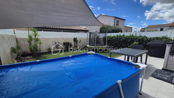 A VENDRE VILLA DEUX FACES TRAVERSANTE DE 87M² SUR TERRAIN DE 214M² A LATOUR BAS ELNE - TROIS CHAMBRES - DEUX PIECES D EAU - DEUX TOILETTES - GARAGE TRAVERSANT - CLIMATISATION REVERSIBLE.
Cette villa, située sur un secteur résidentiel et récent, proche de tous les commerces et des écoles, se compose au rez-de-chaussée d'une pièce à vivre baignée de lumière qui s'ouvre sur une cuisine américaine aménagée, d'une suite parentale avec sa salle d'eau et son dressing, d'un toilette indépendant, et d'un garage traversant carrelé, peint et isolé.
L'étage vous propose deux chambres avec une vue sur les Albères, une salle de bain, un toilette indépendant, ainsi qu'un espace bibliothèque.
Ses extérieurs vous feront passer d'agréables moments de détente et de farniente en famille ou entre amis, avec sa terrasse carrelée et son espace vert recouvert de vrai gazon.
En plus du garage, possibilité de stationner deux véhicules sur la parcelle.
A la recherche de confort sans aucun travaux à prévoir, cette villa sera idéale pour une famille, et parfaite pour un couple retraité grace au plain-pied pour le quotidien.
Je reste à votre disposition pour toutes informations.