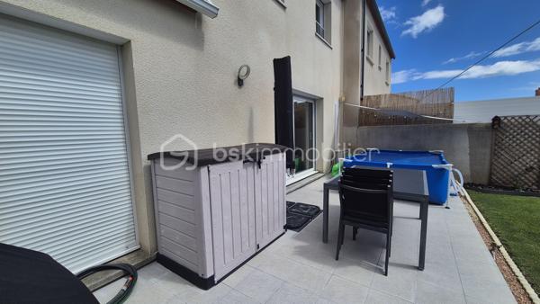 A VENDRE VILLA DEUX FACES TRAVERSANTE DE 87M² SUR TERRAIN DE 214M² A LATOUR BAS ELNE - TROIS CHAMBRES - DEUX PIECES D EAU - DEUX TOILETTES - GARAGE TRAVERSANT - CLIMATISATION REVERSIBLE.
Cette villa, située sur un secteur résidentiel et récent, proche de tous les commerces et des écoles, se compose au rez-de-chaussée d'une pièce à vivre baignée de lumière qui s'ouvre sur une cuisine américaine aménagée, d'une suite parentale avec sa salle d'eau et son dressing, d'un toilette indépendant, et d'un garage traversant carrelé, peint et isolé.
L'étage vous propose deux chambres avec une vue sur les Albères, une salle de bain, un toilette indépendant, ainsi qu'un espace bibliothèque.
Ses extérieurs vous feront passer d'agréables moments de détente et de farniente en famille ou entre amis, avec sa terrasse carrelée et son espace vert recouvert de vrai gazon.
En plus du garage, possibilité de stationner deux véhicules sur la parcelle.
A la recherche de confort sans aucun travaux à prévoir, cette villa sera idéale pour une famille, et parfaite pour un couple retraité grace au plain-pied pour le quotidien.
Je reste à votre disposition pour toutes informations.