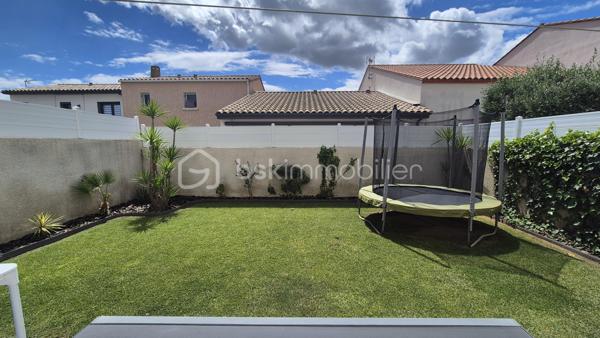 A VENDRE VILLA DEUX FACES TRAVERSANTE DE 87M² SUR TERRAIN DE 214M² A LATOUR BAS ELNE - TROIS CHAMBRES - DEUX PIECES D EAU - DEUX TOILETTES - GARAGE TRAVERSANT - CLIMATISATION REVERSIBLE.
Cette villa, située sur un secteur résidentiel et récent, proche de tous les commerces et des écoles, se compose au rez-de-chaussée d'une pièce à vivre baignée de lumière qui s'ouvre sur une cuisine américaine aménagée, d'une suite parentale avec sa salle d'eau et son dressing, d'un toilette indépendant, et d'un garage traversant carrelé, peint et isolé.
L'étage vous propose deux chambres avec une vue sur les Albères, une salle de bain, un toilette indépendant, ainsi qu'un espace bibliothèque.
Ses extérieurs vous feront passer d'agréables moments de détente et de farniente en famille ou entre amis, avec sa terrasse carrelée et son espace vert recouvert de vrai gazon.
En plus du garage, possibilité de stationner deux véhicules sur la parcelle.
A la recherche de confort sans aucun travaux à prévoir, cette villa sera idéale pour une famille, et parfaite pour un couple retraité grace au plain-pied pour le quotidien.
Je reste à votre disposition pour toutes informations.
