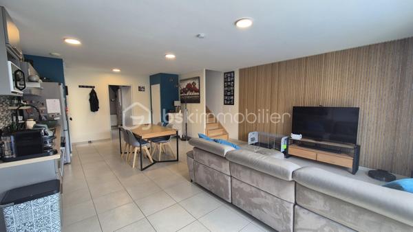 A VENDRE VILLA DEUX FACES TRAVERSANTE DE 87M² SUR TERRAIN DE 214M² A LATOUR BAS ELNE - TROIS CHAMBRES - DEUX PIECES D EAU - DEUX TOILETTES - GARAGE TRAVERSANT - CLIMATISATION REVERSIBLE.
Cette villa, située sur un secteur résidentiel et récent, proche de tous les commerces et des écoles, se compose au rez-de-chaussée d'une pièce à vivre baignée de lumière qui s'ouvre sur une cuisine américaine aménagée, d'une suite parentale avec sa salle d'eau et son dressing, d'un toilette indépendant, et d'un garage traversant carrelé, peint et isolé.
L'étage vous propose deux chambres avec une vue sur les Albères, une salle de bain, un toilette indépendant, ainsi qu'un espace bibliothèque.
Ses extérieurs vous feront passer d'agréables moments de détente et de farniente en famille ou entre amis, avec sa terrasse carrelée et son espace vert recouvert de vrai gazon.
En plus du garage, possibilité de stationner deux véhicules sur la parcelle.
A la recherche de confort sans aucun travaux à prévoir, cette villa sera idéale pour une famille, et parfaite pour un couple retraité grace au plain-pied pour le quotidien.
Je reste à votre disposition pour toutes informations.