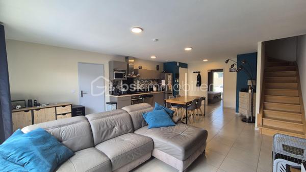 A VENDRE VILLA DEUX FACES TRAVERSANTE DE 87M² SUR TERRAIN DE 214M² A LATOUR BAS ELNE - TROIS CHAMBRES - DEUX PIECES D EAU - DEUX TOILETTES - GARAGE TRAVERSANT - CLIMATISATION REVERSIBLE.
Cette villa, située sur un secteur résidentiel et récent, proche de tous les commerces et des écoles, se compose au rez-de-chaussée d'une pièce à vivre baignée de lumière qui s'ouvre sur une cuisine américaine aménagée, d'une suite parentale avec sa salle d'eau et son dressing, d'un toilette indépendant, et d'un garage traversant carrelé, peint et isolé.
L'étage vous propose deux chambres avec une vue sur les Albères, une salle de bain, un toilette indépendant, ainsi qu'un espace bibliothèque.
Ses extérieurs vous feront passer d'agréables moments de détente et de farniente en famille ou entre amis, avec sa terrasse carrelée et son espace vert recouvert de vrai gazon.
En plus du garage, possibilité de stationner deux véhicules sur la parcelle.
A la recherche de confort sans aucun travaux à prévoir, cette villa sera idéale pour une famille, et parfaite pour un couple retraité grace au plain-pied pour le quotidien.
Je reste à votre disposition pour toutes informations.