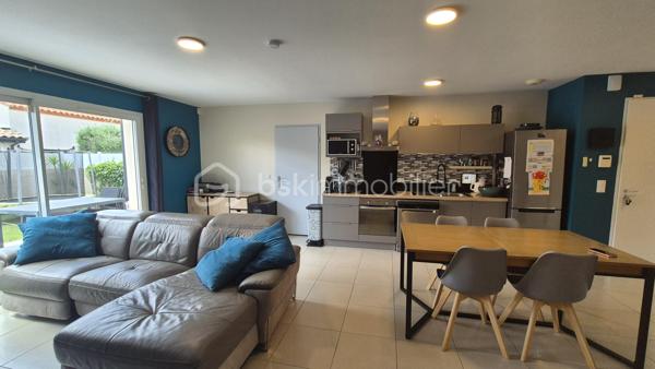A VENDRE VILLA DEUX FACES TRAVERSANTE DE 87M² SUR TERRAIN DE 214M² A LATOUR BAS ELNE - TROIS CHAMBRES - DEUX PIECES D EAU - DEUX TOILETTES - GARAGE TRAVERSANT - CLIMATISATION REVERSIBLE.
Cette villa, située sur un secteur résidentiel et récent, proche de tous les commerces et des écoles, se compose au rez-de-chaussée d'une pièce à vivre baignée de lumière qui s'ouvre sur une cuisine américaine aménagée, d'une suite parentale avec sa salle d'eau et son dressing, d'un toilette indépendant, et d'un garage traversant carrelé, peint et isolé.
L'étage vous propose deux chambres avec une vue sur les Albères, une salle de bain, un toilette indépendant, ainsi qu'un espace bibliothèque.
Ses extérieurs vous feront passer d'agréables moments de détente et de farniente en famille ou entre amis, avec sa terrasse carrelée et son espace vert recouvert de vrai gazon.
En plus du garage, possibilité de stationner deux véhicules sur la parcelle.
A la recherche de confort sans aucun travaux à prévoir, cette villa sera idéale pour une famille, et parfaite pour un couple retraité grace au plain-pied pour le quotidien.
Je reste à votre disposition pour toutes informations.