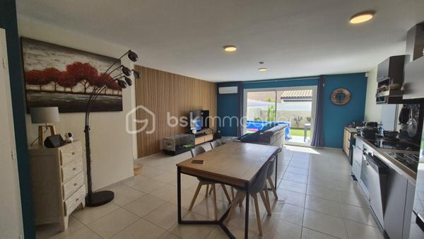 A VENDRE VILLA DEUX FACES TRAVERSANTE DE 87M² SUR TERRAIN DE 214M² A LATOUR BAS ELNE - TROIS CHAMBRES - DEUX PIECES D EAU - DEUX TOILETTES - GARAGE TRAVERSANT - CLIMATISATION REVERSIBLE.
Cette villa, située sur un secteur résidentiel et récent, proche de tous les commerces et des écoles, se compose au rez-de-chaussée d'une pièce à vivre baignée de lumière qui s'ouvre sur une cuisine américaine aménagée, d'une suite parentale avec sa salle d'eau et son dressing, d'un toilette indépendant, et d'un garage traversant carrelé, peint et isolé.
L'étage vous propose deux chambres avec une vue sur les Albères, une salle de bain, un toilette indépendant, ainsi qu'un espace bibliothèque.
Ses extérieurs vous feront passer d'agréables moments de détente et de farniente en famille ou entre amis, avec sa terrasse carrelée et son espace vert recouvert de vrai gazon.
En plus du garage, possibilité de stationner deux véhicules sur la parcelle.
A la recherche de confort sans aucun travaux à prévoir, cette villa sera idéale pour une famille, et parfaite pour un couple retraité grace au plain-pied pour le quotidien.
Je reste à votre disposition pour toutes informations.