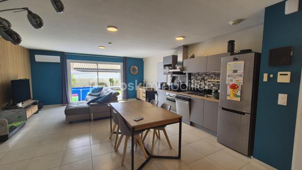 A VENDRE VILLA DEUX FACES TRAVERSANTE DE 87M² SUR TERRAIN DE 214M² A LATOUR BAS ELNE - TROIS CHAMBRES - DEUX PIECES D EAU - DEUX TOILETTES - GARAGE TRAVERSANT - CLIMATISATION REVERSIBLE.
Cette villa, située sur un secteur résidentiel et récent, proche de tous les commerces et des écoles, se compose au rez-de-chaussée d'une pièce à vivre baignée de lumière qui s'ouvre sur une cuisine américaine aménagée, d'une suite parentale avec sa salle d'eau et son dressing, d'un toilette indépendant, et d'un garage traversant carrelé, peint et isolé.
L'étage vous propose deux chambres avec une vue sur les Albères, une salle de bain, un toilette indépendant, ainsi qu'un espace bibliothèque.
Ses extérieurs vous feront passer d'agréables moments de détente et de farniente en famille ou entre amis, avec sa terrasse carrelée et son espace vert recouvert de vrai gazon.
En plus du garage, possibilité de stationner deux véhicules sur la parcelle.
A la recherche de confort sans aucun travaux à prévoir, cette villa sera idéale pour une famille, et parfaite pour un couple retraité grace au plain-pied pour le quotidien.
Je reste à votre disposition pour toutes informations.