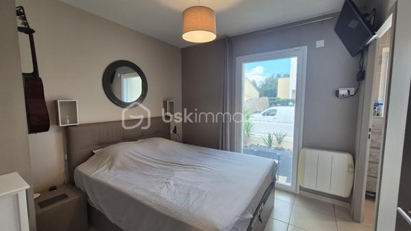A VENDRE VILLA DEUX FACES TRAVERSANTE DE 87M² SUR TERRAIN DE 214M² A LATOUR BAS ELNE - TROIS CHAMBRES - DEUX PIECES D EAU - DEUX TOILETTES - GARAGE TRAVERSANT - CLIMATISATION REVERSIBLE.
Cette villa, située sur un secteur résidentiel et récent, proche de tous les commerces et des écoles, se compose au rez-de-chaussée d'une pièce à vivre baignée de lumière qui s'ouvre sur une cuisine américaine aménagée, d'une suite parentale avec sa salle d'eau et son dressing, d'un toilette indépendant, et d'un garage traversant carrelé, peint et isolé.
L'étage vous propose deux chambres avec une vue sur les Albères, une salle de bain, un toilette indépendant, ainsi qu'un espace bibliothèque.
Ses extérieurs vous feront passer d'agréables moments de détente et de farniente en famille ou entre amis, avec sa terrasse carrelée et son espace vert recouvert de vrai gazon.
En plus du garage, possibilité de stationner deux véhicules sur la parcelle.
A la recherche de confort sans aucun travaux à prévoir, cette villa sera idéale pour une famille, et parfaite pour un couple retraité grace au plain-pied pour le quotidien.
Je reste à votre disposition pour toutes informations.