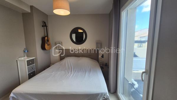 A VENDRE VILLA DEUX FACES TRAVERSANTE DE 87M² SUR TERRAIN DE 214M² A LATOUR BAS ELNE - TROIS CHAMBRES - DEUX PIECES D EAU - DEUX TOILETTES - GARAGE TRAVERSANT - CLIMATISATION REVERSIBLE.
Cette villa, située sur un secteur résidentiel et récent, proche de tous les commerces et des écoles, se compose au rez-de-chaussée d'une pièce à vivre baignée de lumière qui s'ouvre sur une cuisine américaine aménagée, d'une suite parentale avec sa salle d'eau et son dressing, d'un toilette indépendant, et d'un garage traversant carrelé, peint et isolé.
L'étage vous propose deux chambres avec une vue sur les Albères, une salle de bain, un toilette indépendant, ainsi qu'un espace bibliothèque.
Ses extérieurs vous feront passer d'agréables moments de détente et de farniente en famille ou entre amis, avec sa terrasse carrelée et son espace vert recouvert de vrai gazon.
En plus du garage, possibilité de stationner deux véhicules sur la parcelle.
A la recherche de confort sans aucun travaux à prévoir, cette villa sera idéale pour une famille, et parfaite pour un couple retraité grace au plain-pied pour le quotidien.
Je reste à votre disposition pour toutes informations.