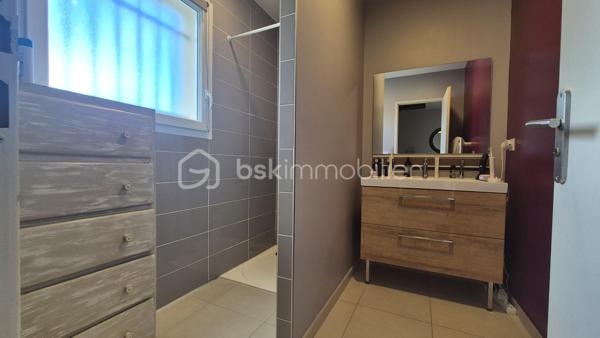 A VENDRE VILLA DEUX FACES TRAVERSANTE DE 87M² SUR TERRAIN DE 214M² A LATOUR BAS ELNE - TROIS CHAMBRES - DEUX PIECES D EAU - DEUX TOILETTES - GARAGE TRAVERSANT - CLIMATISATION REVERSIBLE.
Cette villa, située sur un secteur résidentiel et récent, proche de tous les commerces et des écoles, se compose au rez-de-chaussée d'une pièce à vivre baignée de lumière qui s'ouvre sur une cuisine américaine aménagée, d'une suite parentale avec sa salle d'eau et son dressing, d'un toilette indépendant, et d'un garage traversant carrelé, peint et isolé.
L'étage vous propose deux chambres avec une vue sur les Albères, une salle de bain, un toilette indépendant, ainsi qu'un espace bibliothèque.
Ses extérieurs vous feront passer d'agréables moments de détente et de farniente en famille ou entre amis, avec sa terrasse carrelée et son espace vert recouvert de vrai gazon.
En plus du garage, possibilité de stationner deux véhicules sur la parcelle.
A la recherche de confort sans aucun travaux à prévoir, cette villa sera idéale pour une famille, et parfaite pour un couple retraité grace au plain-pied pour le quotidien.
Je reste à votre disposition pour toutes informations.
