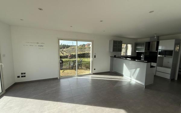 Maison à vendre    4 pièces •  Lablachère