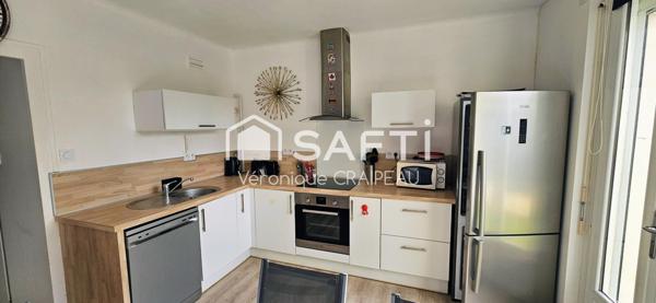 Maison de ville sur 2 niveaux avec 3 chambres, 1 cellier, garage et cour.