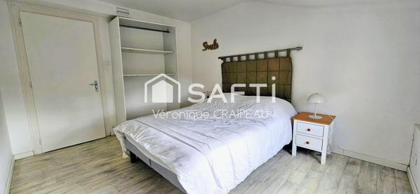 Maison de ville sur 2 niveaux avec 3 chambres, 1 cellier, garage et cour.