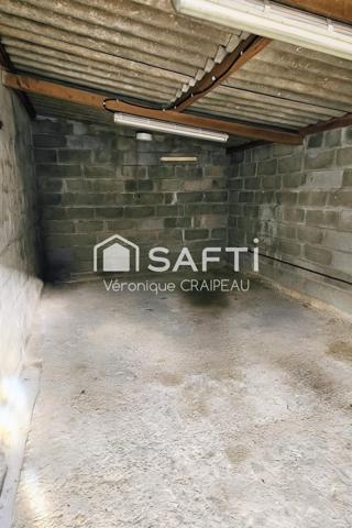 Maison de ville sur 2 niveaux avec 3 chambres, 1 cellier, garage et cour.