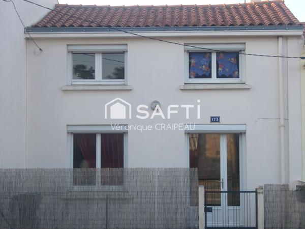 Maison de ville sur 2 niveaux avec 3 chambres, 1 cellier, garage et cour.