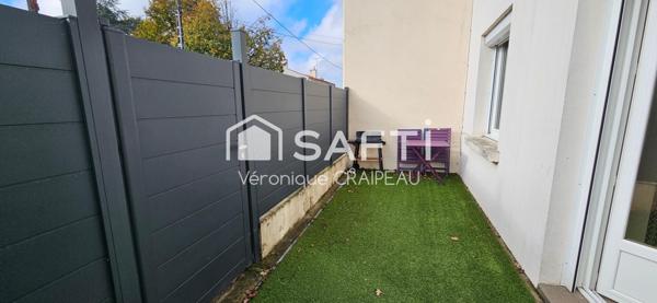 Maison de ville sur 2 niveaux avec 3 chambres, 1 cellier, garage et cour.