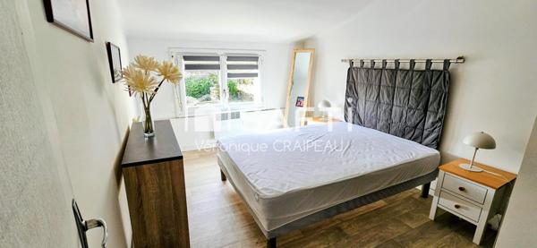 Maison de ville sur 2 niveaux avec 3 chambres, 1 cellier, garage et cour.