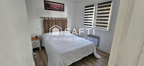 Maison de ville sur 2 niveaux avec 3 chambres, 1 cellier, garage et cour.