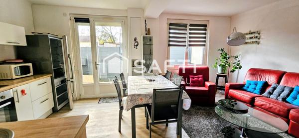 Maison de ville sur 2 niveaux avec 3 chambres, 1 cellier, garage et cour.